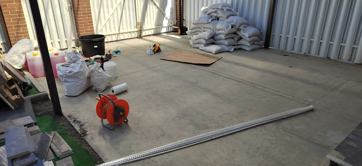 Paghahanda ng kongkreto o semento-buhangin na screed para sa isang stone carpet